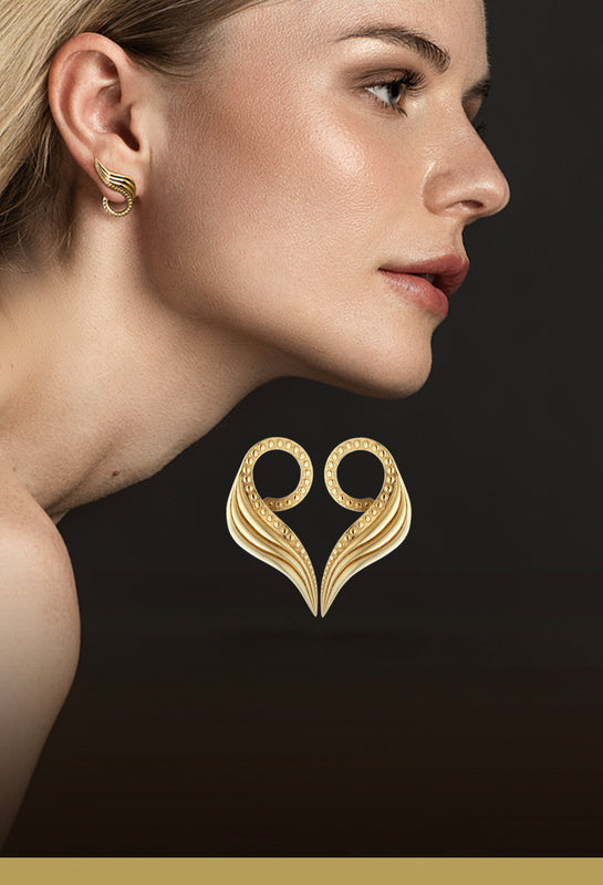 Ear climbers i guld - øreringe der kravler op af øret og sat sammen så de ligner twin flames af blade med små nitter - Livva