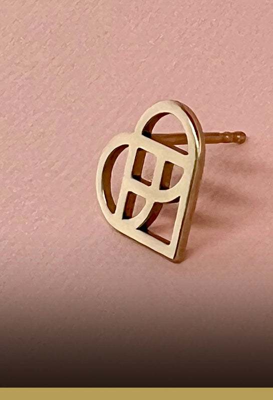 Hjerte-ørering i guld - stilrent symbolsk smykker på kærlighed eller som julehjerte,  - Livva