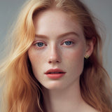 Hjerte-øreringe i guld - stilrene symbolske smykker på kærlighed eller som julehjerte, vist på model - Livva