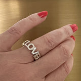 Love Love Love - Bogstav-ring i sølv med 3 sammensatte ord som ringbånd og kærligheds-symbol på finger - Livva