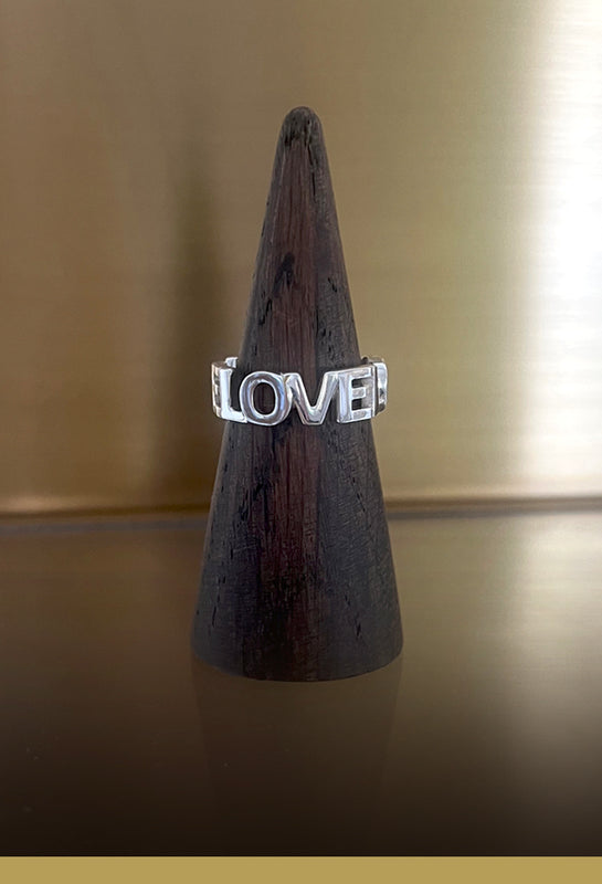 Love Love Love - Ord-ring i sølv med 3 sammensatte ord som ringbånd og kærligheds-symbol, vist på display - Livva