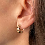 Love Love bogstav ørering hvor store bogstaver er sat sammen i guld, vist fra siden på øre - Livva