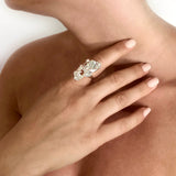 Organisk ring i sterling-sølv med flyvende hvid perle - Surrealistisk ring, der dækker en models finger - Livva