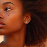 Små blomster øreringe - Delikat ørestik i organisk design af blade i sølv, vist på model – Livva