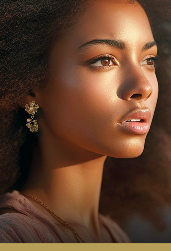 Twin blomster øreringe - Organiske blade i guld med to perler vist på model - Livva