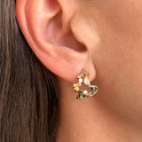 Wavy øreringe i guld - Unikt smykkedesign med snoet organiske bølger og flade bobler, vist på højre øre - Livva