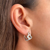 Wavy øreringe i sølv - Unikt smykkedesign med snoet organiske bølger og flade bobler, vist fra siden på øre - Livva