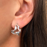 Wavy øreringe i sølv - Unikt smykkedesign med snoet organiske bølger og flade bobler, zoomet ind på øre - Livva