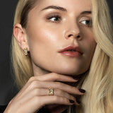 Brede guld øreringe og ring - Skulpturelt dansk smykkedesign i 18k med quilted organisk top og hvide diamanter, vist på model - Livva