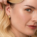 Triple hoops øreringe - Cool dansk smykkedesign med klassiske slanke linjer i 18k guld og 3 hvide diamanter, på model – Livva