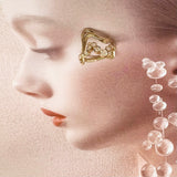 Wavy ring i 18k guld - Et unikt dansk smykkedesign af snoet organiske bølger sammen med 14 hvide diamanter i legende bobler, vist på foto - Livva