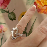 Wavy ring i sterling sølv - Unikt smykkedesign med snoet organiske bølger og flade bobler, vist på hånd - Livva