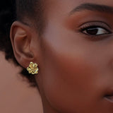 Blomster øreringe guld – Delikate organiske blade i guld vist close-up på model – Livva