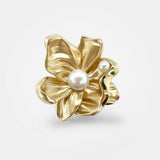 Blomster guld ring - Stor organisk statement perlering med guld-blade og to hvide perler - Livva.