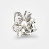 Blomster ring - Stor organisk statement perlering af blade i sterling sølv med to hvide perler set oppefra - Livva.