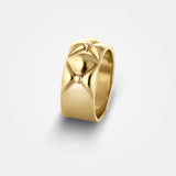 Bred ring i guld - Et skulpturelt dansk smykkedesign i 18k med quilted organisk top - Livva