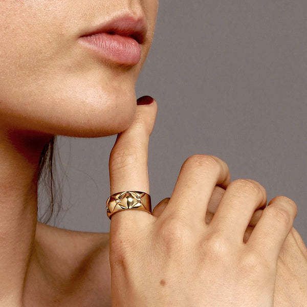 Bred ring i guld - Et skulpturelt dansk smykkedesign i 18k med quilted organisk top - Livva
