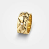 Bred ring - Et skulpturelt dansk smykkedesign i 18k guld med quilted organisk top og 3 hvide diamanter - Livva