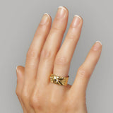 Bred ring - Et skulpturelt dansk smykkedesign i 18k guld med quilted organisk top og 3 hvide diamanter, på finger - Livva