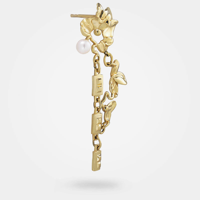 Chain earring gold - Side angle of puzzle-like surreal earring with a white pearl seen from side - Alva Florali collection