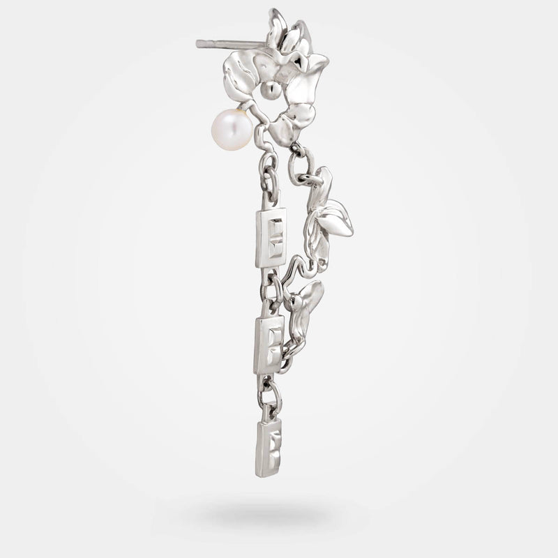 Chain earring in sterling silver 925 – Side angle of puzzle-like surreal earring with white pearl - Alva Florali collection