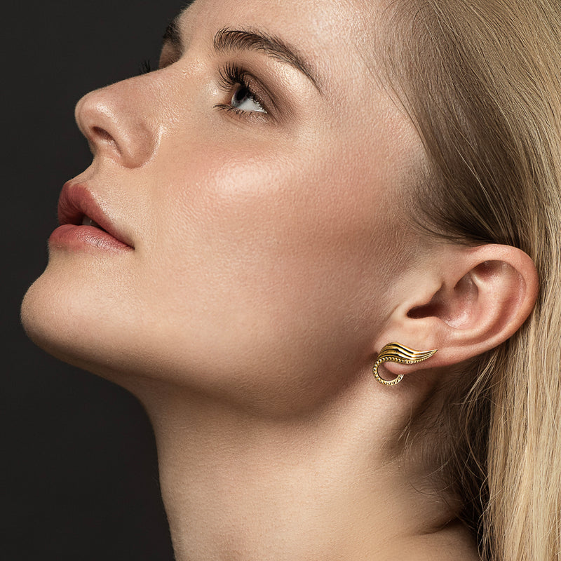 Climber earrings gold - luxury leaf crawling up and behind the earlobe on model - Livva Østerby.
