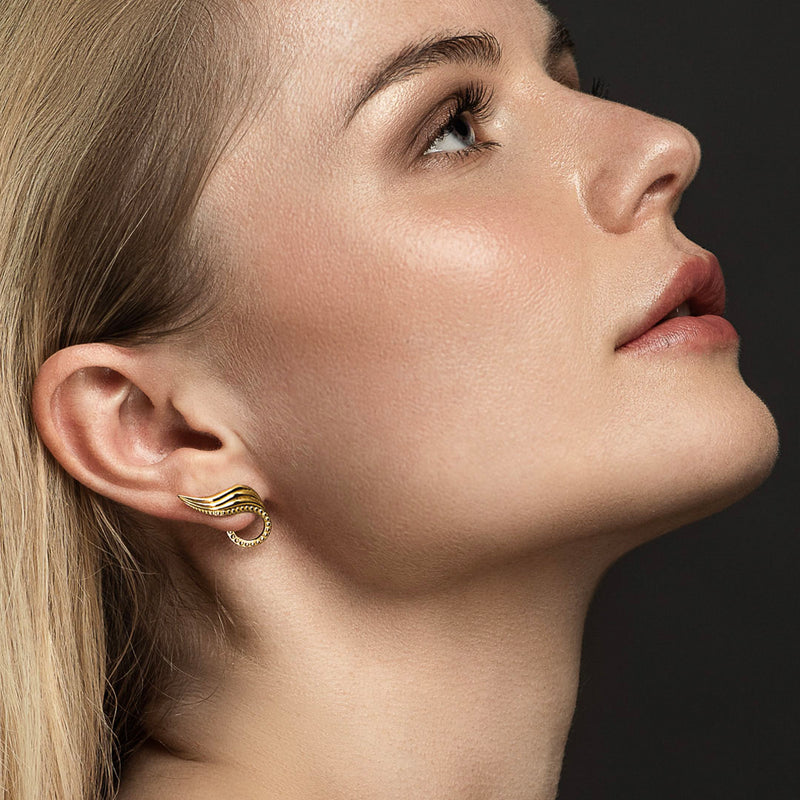 Climber earring - luxury leaf crawling up and behind the earlobe on model – an organic Danish design in 18k solid gold - Livva