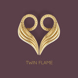 Climber ørering i guld - 'Twin Flame' øreringe formet som organiske blade der tilsammen danner et elegant hjerte, med fine cool 'diamant'-nitter.