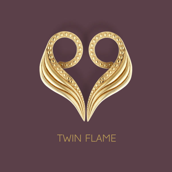 Climber ørering i guld - 'Twin Flame' øreringe formet som organiske blade der tilsammen danner et elegant hjerte, med fine cool 'diamant'-nitter.