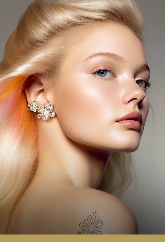 Danske sølvsmykker, her vist to organiske blomster øreringe i sterling sølv med 2 hvide perler, på model - Livva