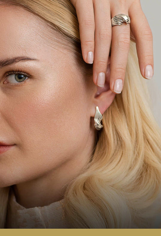 Danske sølvsmykker, her vist en snoet ring og snoede øreringe i organisk sterling sølv, på model - Livva