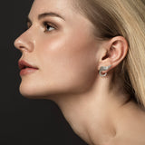 Ear climbers - Organiske øreringe i sølv formet som et elegant blad, der kravler op og bag om øreflippen på model, med fine cool 'diamant'-nitter.