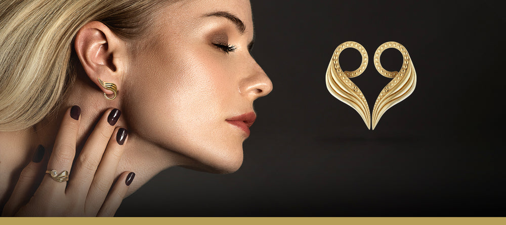 Ear climbers i guld - øreringe der kravler op af øret og sat sammen så de ligner twin flames af blade mwd små nitter - Livva