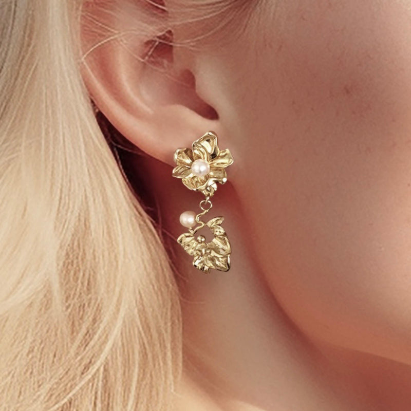 Floral drop earrings gold - with a white- and a pink pearl on ear close up – Alva Florali collection