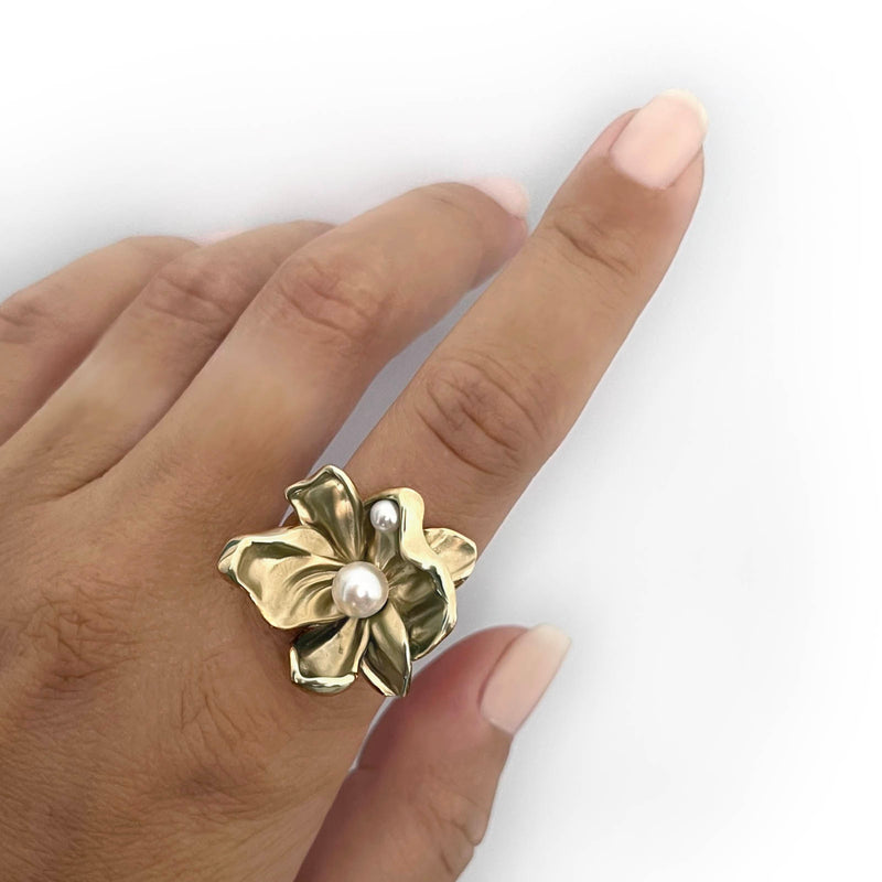 Floral gold ring - A big statement ring with 2 white pearls shown on hand - Alva Florali collection