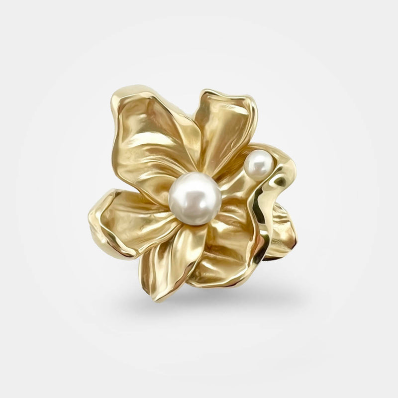 Floral gold ring - A big statement ring with 2 white pearls seen from above - Alva Florali collection