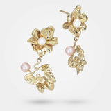 Flower drop earrings gold – A pair of organic jewellery with nature-inspired leaves and white and pink pearls – Livva