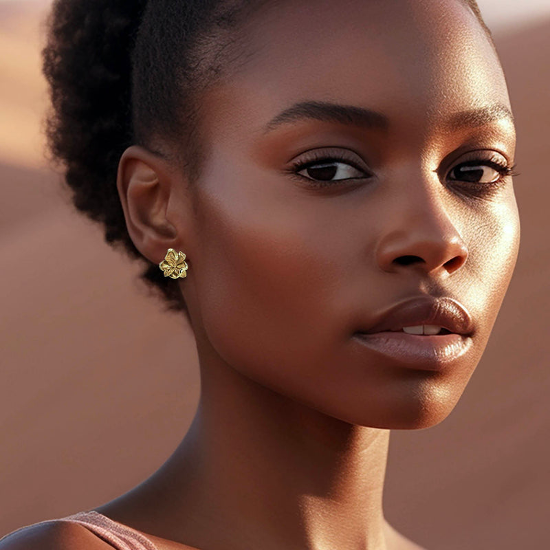 Flower earring gold – A delicate design with leaf-like petals on model – Alva Florali collection