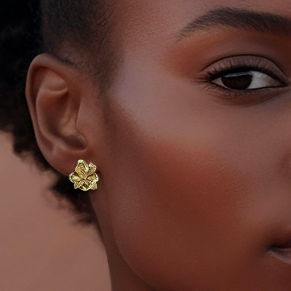 Flower earrings gold – Delicate organic jewellery with nature-inspired leaf-like petals in gold - close-up on model – Livva