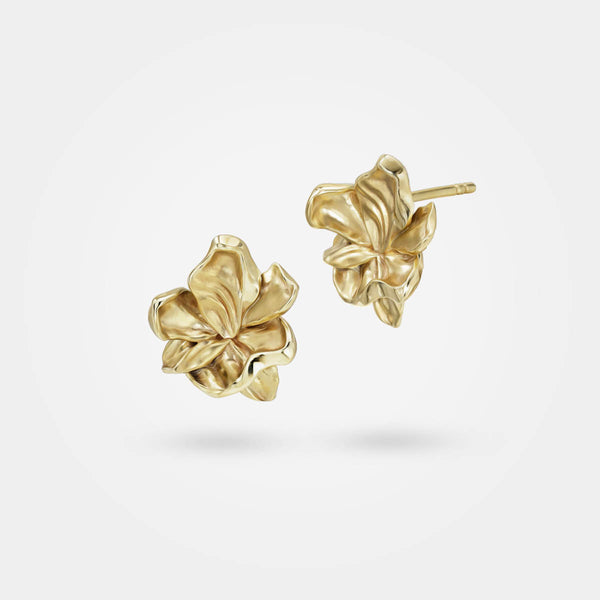 Flower earrings gold – A pair of delicate organic jewellery with nature-inspired leaf-like petals in gold – Livva