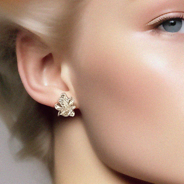 Flower earrings silver – A delicate design with leaf-like petals in solid sterling silver on model – Alva Florali collection