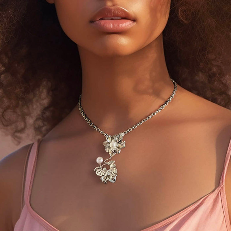 Flower pendant in anchor chain – A statement necklace in sterling silver with 2 pearls on model – Alva Florali collection