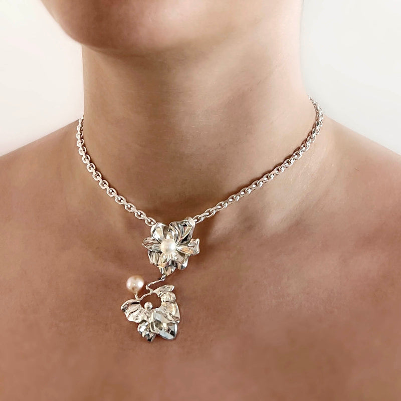 Flower pendant in anchor chain – A statement necklace in sterling silver with 2 pearls on model – Alva Florali collection