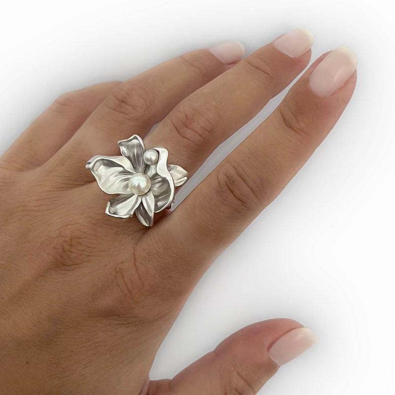 Flower ring silver - Big organic jewellery with leaves in sterling silver and 2 white pearls - shown on hand – Livva