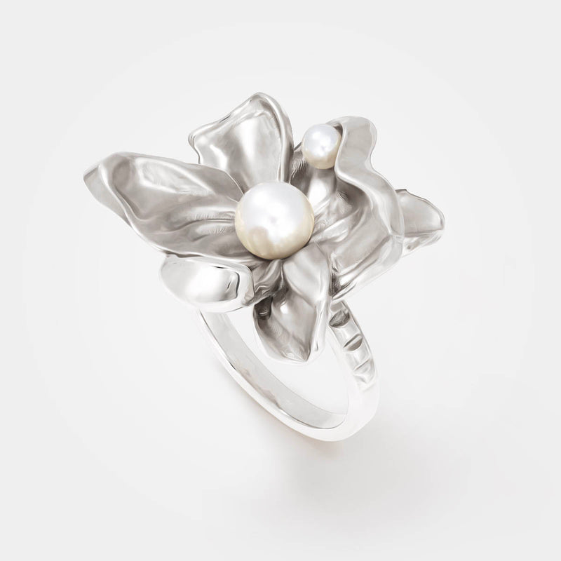 Flower ring silver - Big organic jewellery with leaves in sterling silver, 2 white pearls, and small rivets on ring band – Livva
