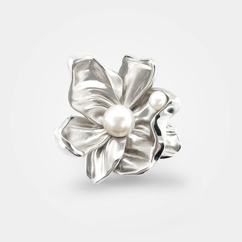 Flower ring silver - Big organic jewellery with leaves in sterling silver and 2 white pearls - seen from above – Livva