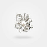 A flower stud earring in 925 sterling silver with 2 white pearls - Alva Florali kollektionen