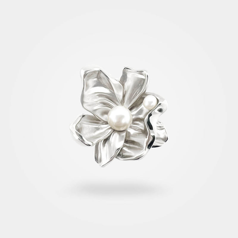 A flower stud earring in 925 sterling silver with 2 white pearls - Alva Florali kollektionen
