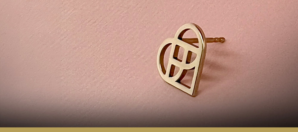 Hjerte-ørering i guld - stilrent symbolsk smykker på kærlighed eller som julehjerte,  - Livva