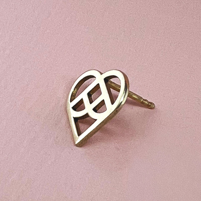Hjerte-øreringe i guld - geometrisk symbolsk smykke på kærlighed eller som julehjerte - Livva